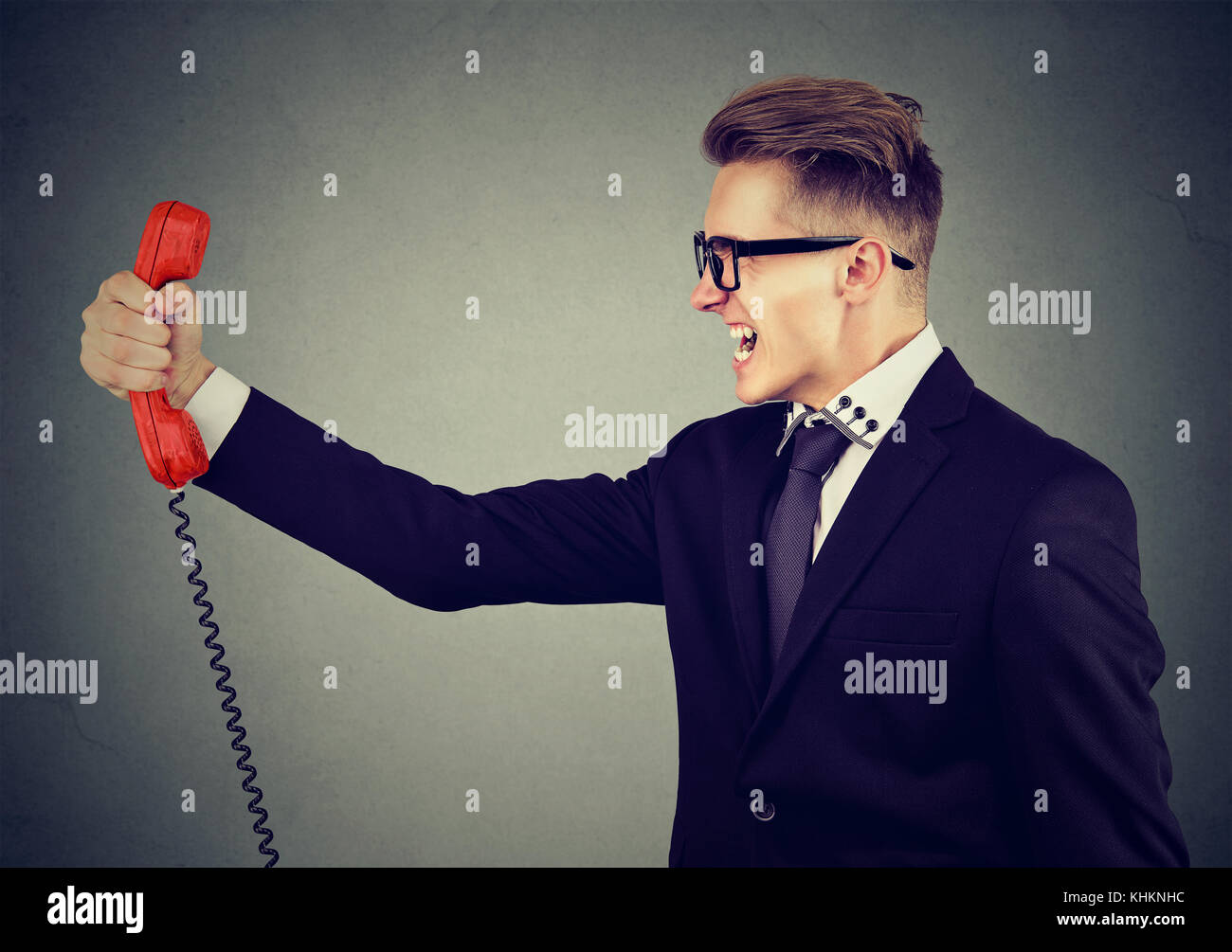 Portrait einer jungen wütend business Mann am Telefon schreien Stockfoto