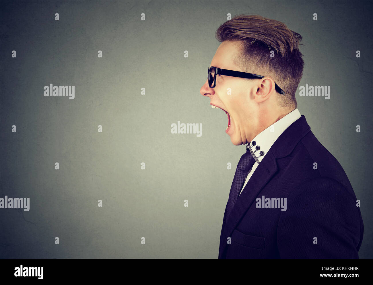 Seite Profil Portrait von einem wütenden Geschäftsmann schreien Stockfoto