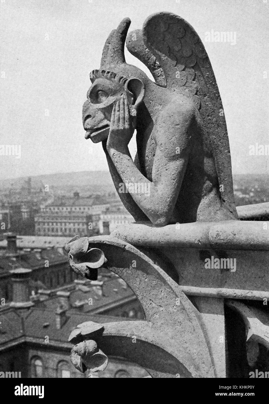 Nahaufnahme eines leering Wasserspeier aus der Kathedrale von notre-dame, Bild von Donald mcleish, Paris, Frankreich, Juli, 1922. Stockfoto