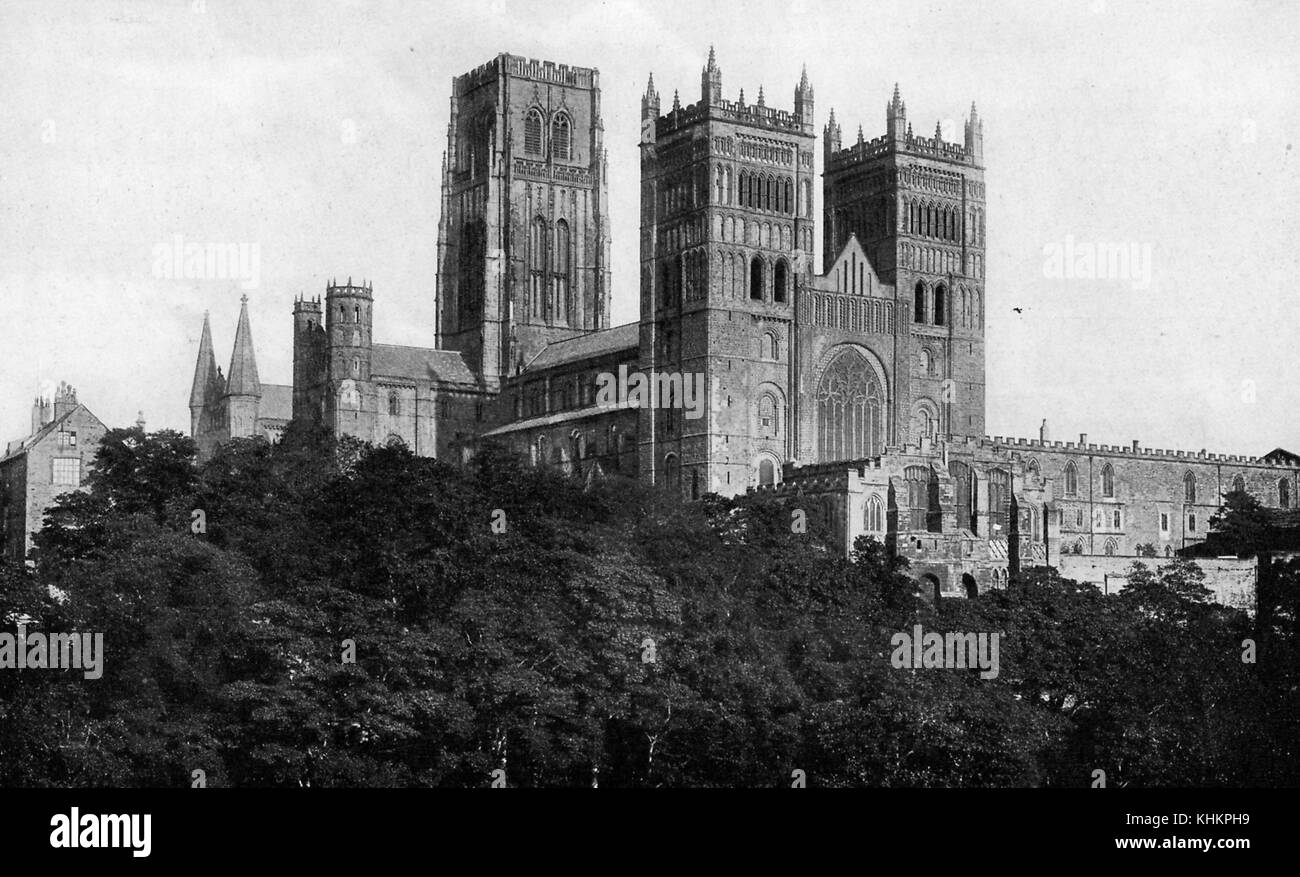 Blick auf die normannische Kathedrale des Heiligen Cuthbert, die Kathedrale enthält das Grab des Heiligen und des Beda Venerabilis, Mönch und frühen Historiker, Gestorben 735, Durham, England, Vereinigtes Königreich, Juli, 1922. Stockfoto