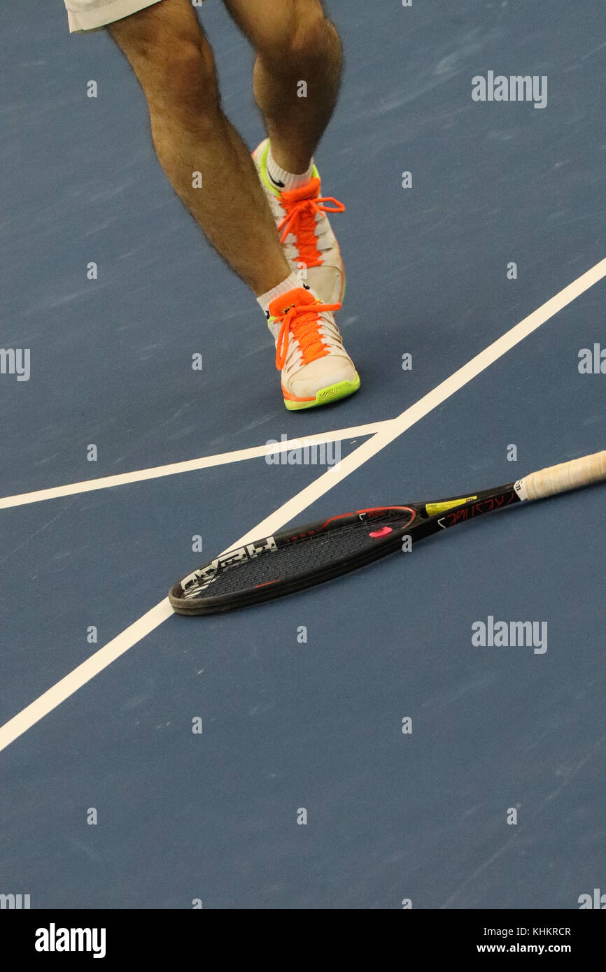 Tennisspieler auf dem Spielplatz mit Schläger. Sporthintergrund. Stockfoto