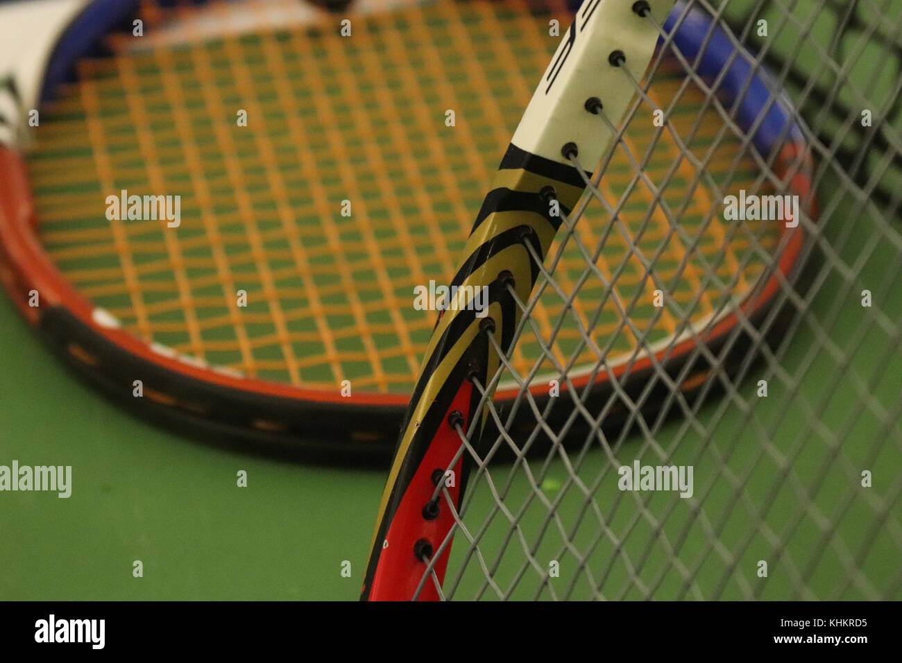 Zwei Tennisschläger auf dem Spielplatz. Sporthintergrund. Stockfoto