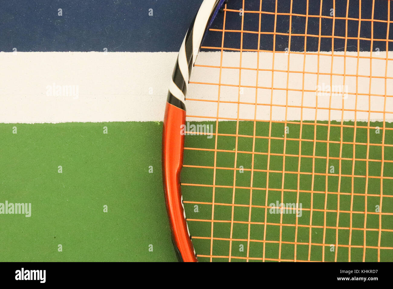 Tennisschläger auf Playground Court Markup. Sporthintergrund. Stockfoto