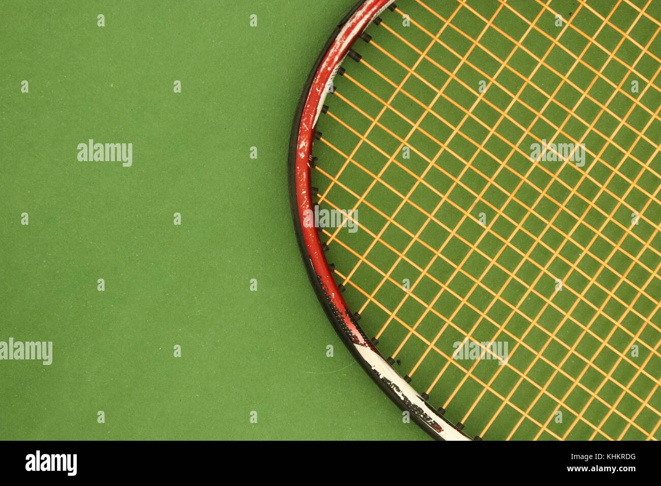 Tennisschläger auf dem Green Playground Court. Sporthintergrund. Stockfoto