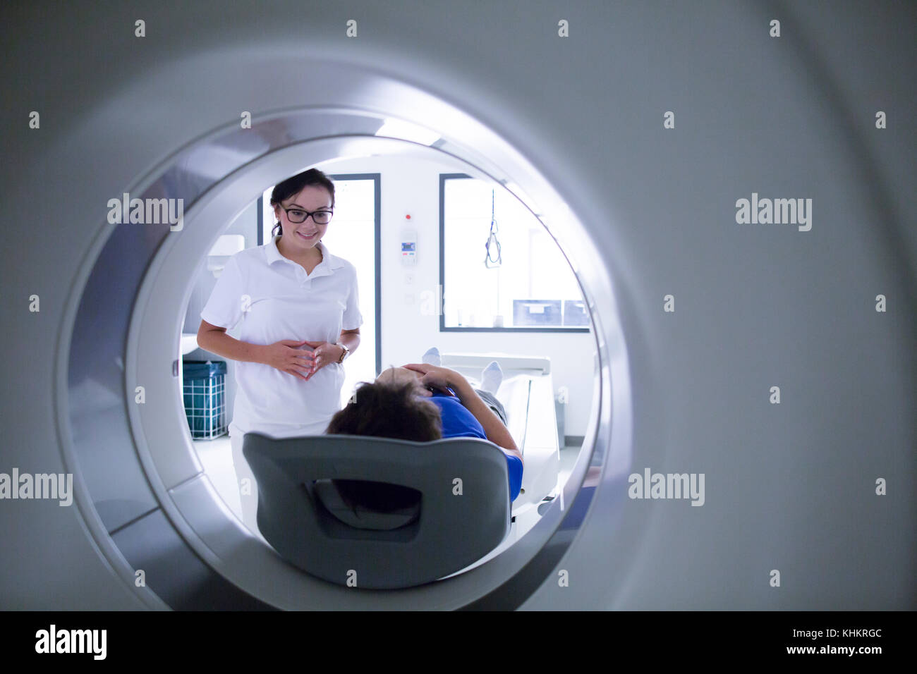 CT (Computertomographie) scannen. Radiologen im Gespräch mit Patienten in der CT-Scanner. Stockfoto