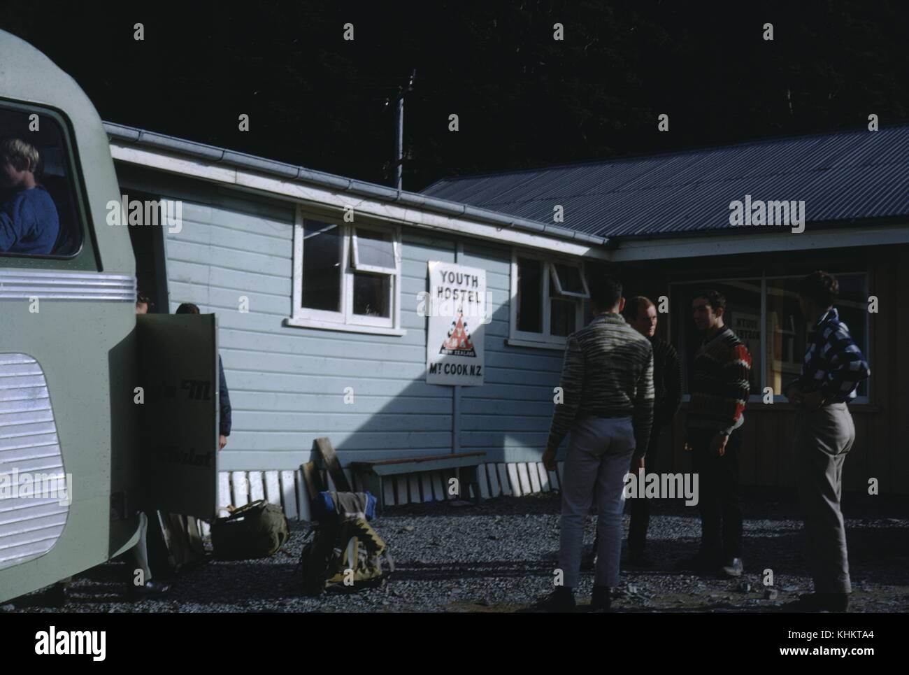 Schnappschussfoto des Verkehrs und der Jugendherberge, 1965. Stockfoto