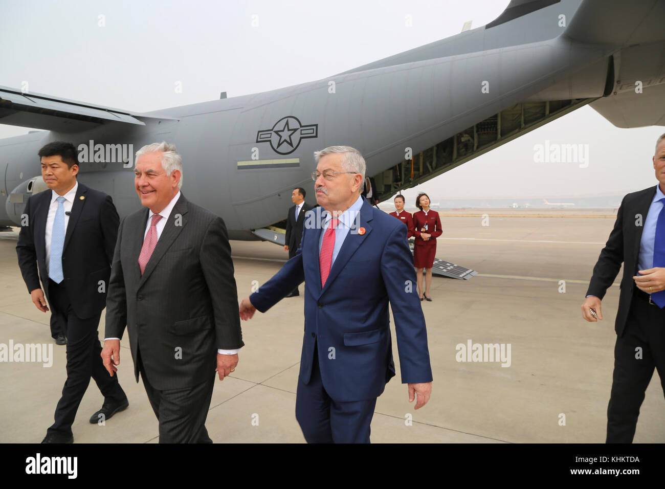 US-Außenminister Rex Tillerson wird am 30. September 2017 vom US-Botschafter in China Terry Branstad am internationalen Flughafen von Peking begrüßt Stockfoto