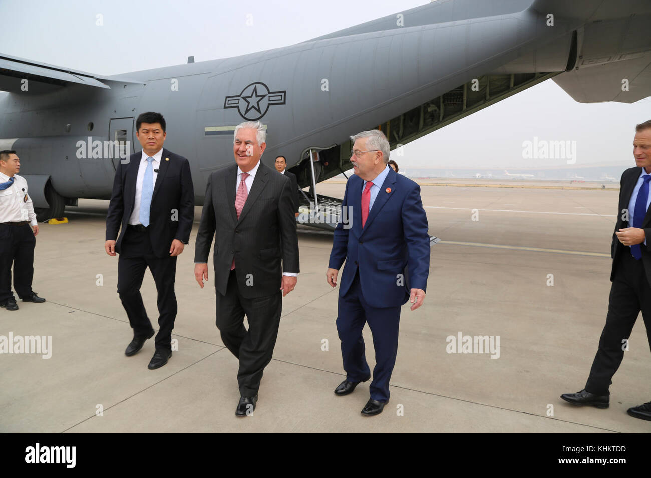 Us-Staatssekretär Rex Tillerson ist durch US-amerikanische Botschafter in China Terry Branstad an der Beijing International Airport bei der Ankunft in Peking, China Am 30. September 2017. Stockfoto