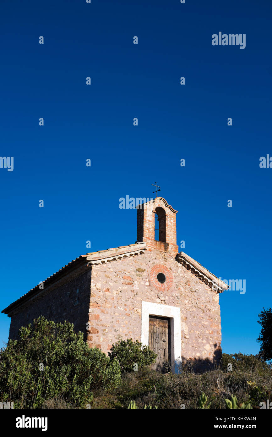 Die 15. und 16. Jahrhunderts Kapelle von Sant Jaume de la Mata, in Mur, in der Nähe des Coll d'Estenalles im Parc Natural de Sant Llorenç Del Munt i l'Obac, Barcelona. Stockfoto