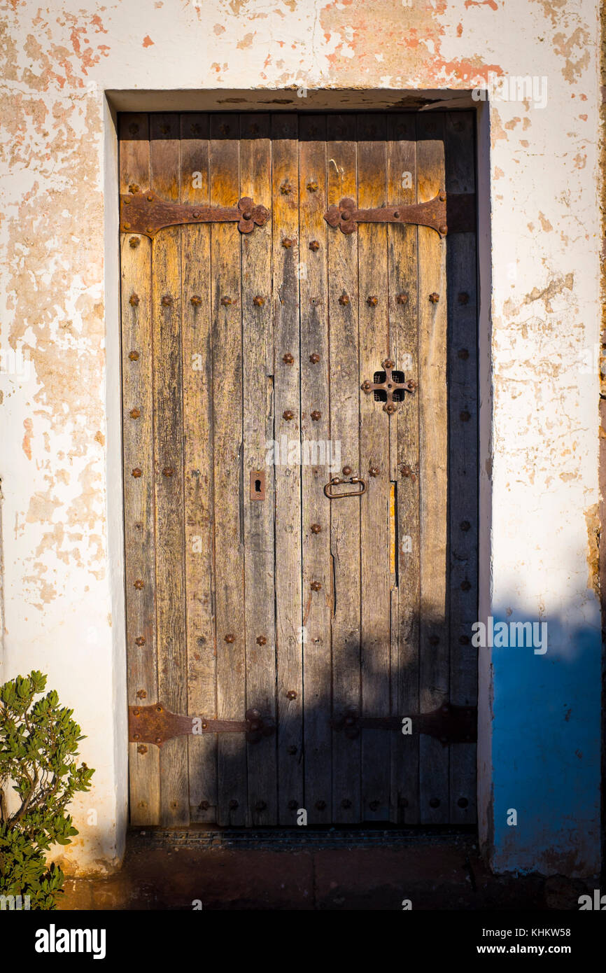 Tür des 15. und 16. Jahrhunderts Kapelle von Sant Jaume de la Mata, in Mur, in der Nähe des Coll d'Estenalles im Parc Natural de Sant Llorenç Del Munt i l'Obac Stockfoto