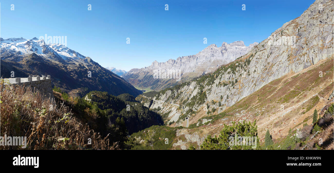 Blick von der Sustenpass eröffnet 1945 links Reuss Valle, Gotthard Berg mit dem Haslital im Berner Overland & Gurtnellen Dorf im Kanton Uri Stockfoto