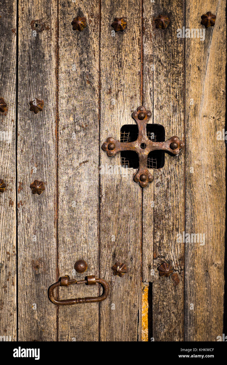 Tür des 15. und 16. Jahrhunderts Kapelle von Sant Jaume de la Mata, in Mur, in der Nähe des Coll d'Estenalles im Parc Natural de Sant Llorenç Del Munt i l'Obac. Stockfoto