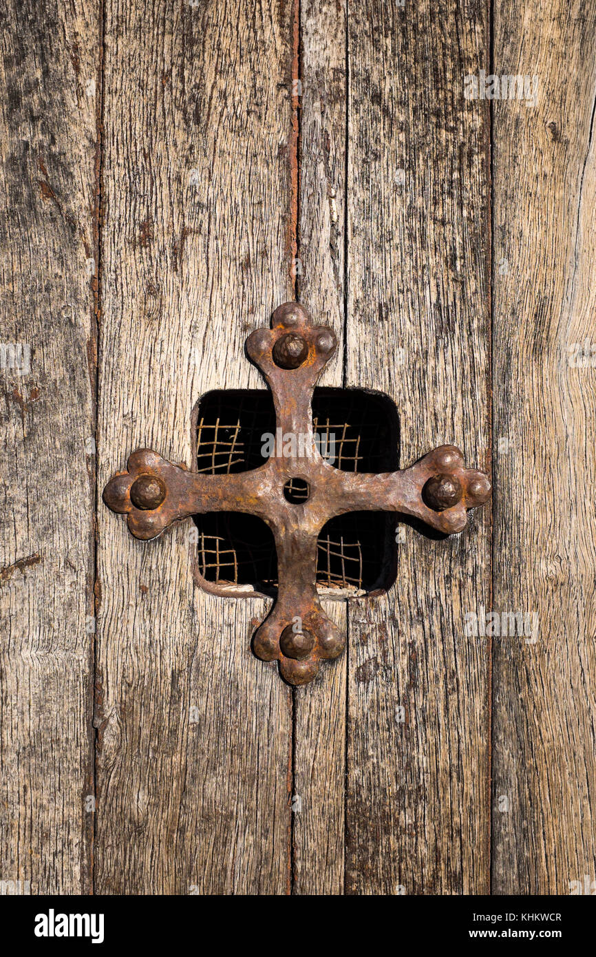 Tür des 15. und 16. Jahrhunderts Kapelle von Sant Jaume de la Mata, in Mur, in der Nähe des Coll d'Estenalles im Parc Natural de Sant Llorenç Del Munt i l'Obac. Stockfoto