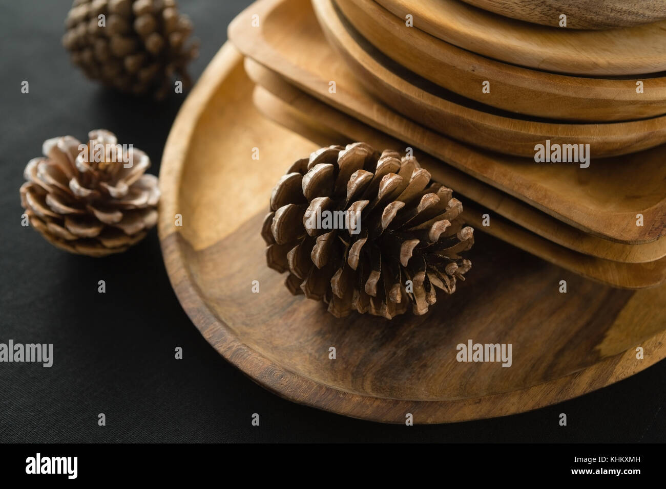 In der Nähe von Holz- Platten auf einem schwarzen Thema Tabelle einstellen Stockfoto