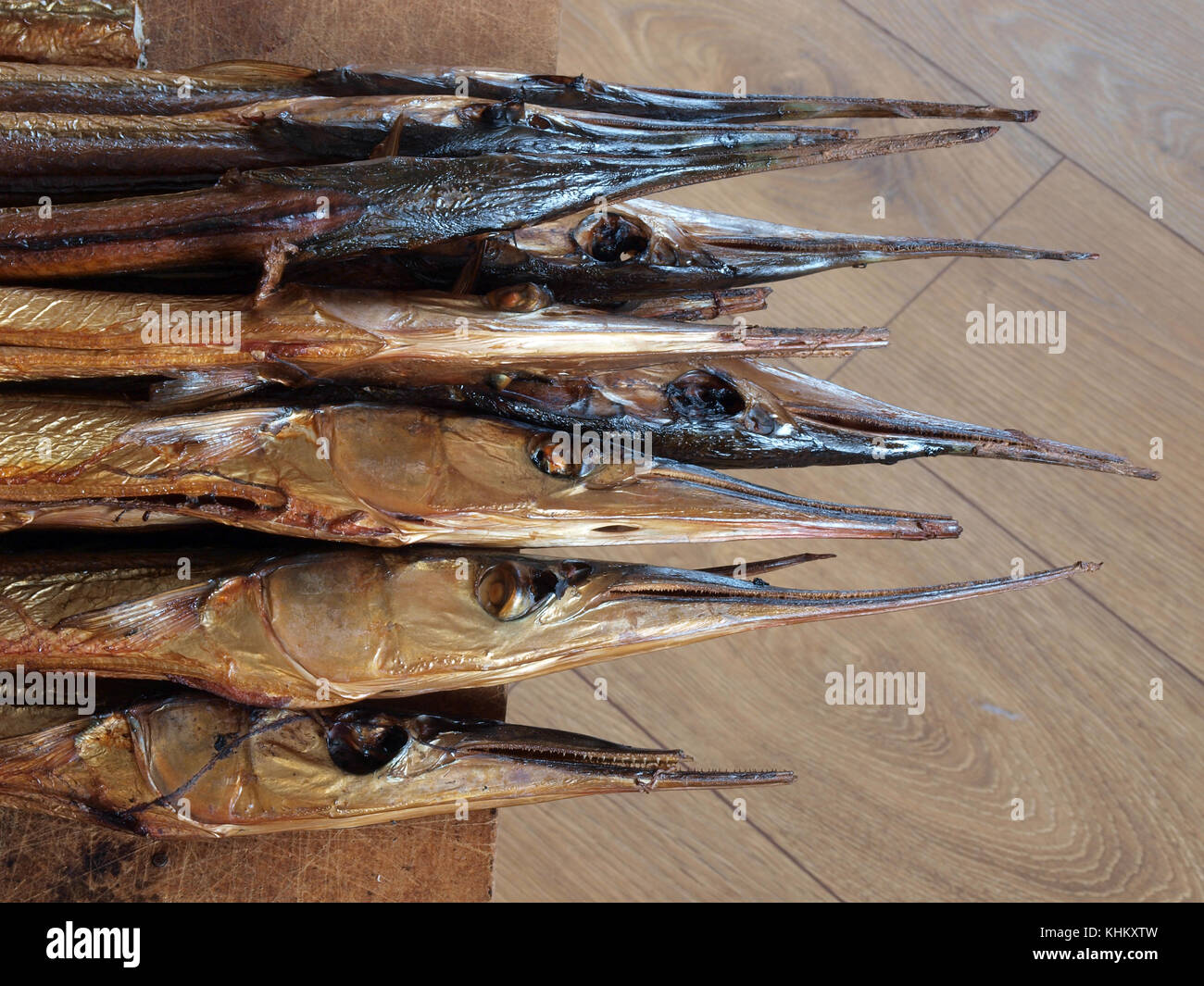 Köpfe der grossen geräuchert garfishes Draufsicht hautnah. Stockfoto