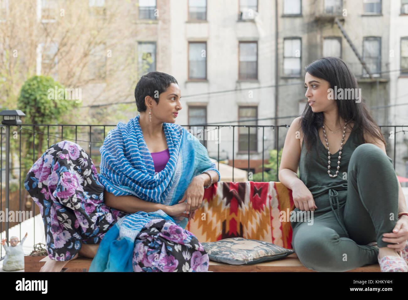 Junge Frauen sprechen auf einer Party Stockfoto