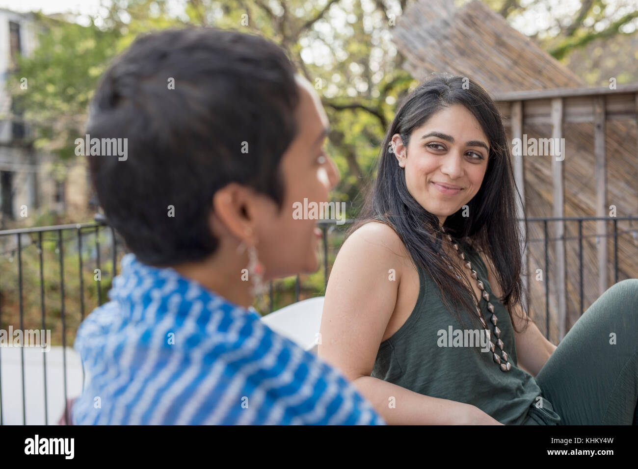 Junge Frauen sprechen auf einer Party Stockfoto