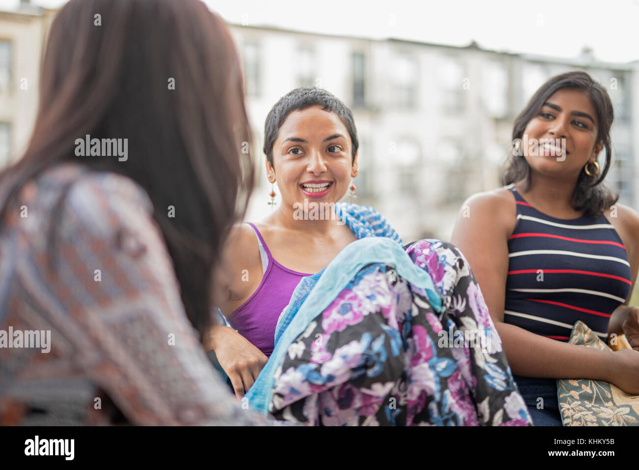 Junge Frauen sprechen auf einer Party Stockfoto