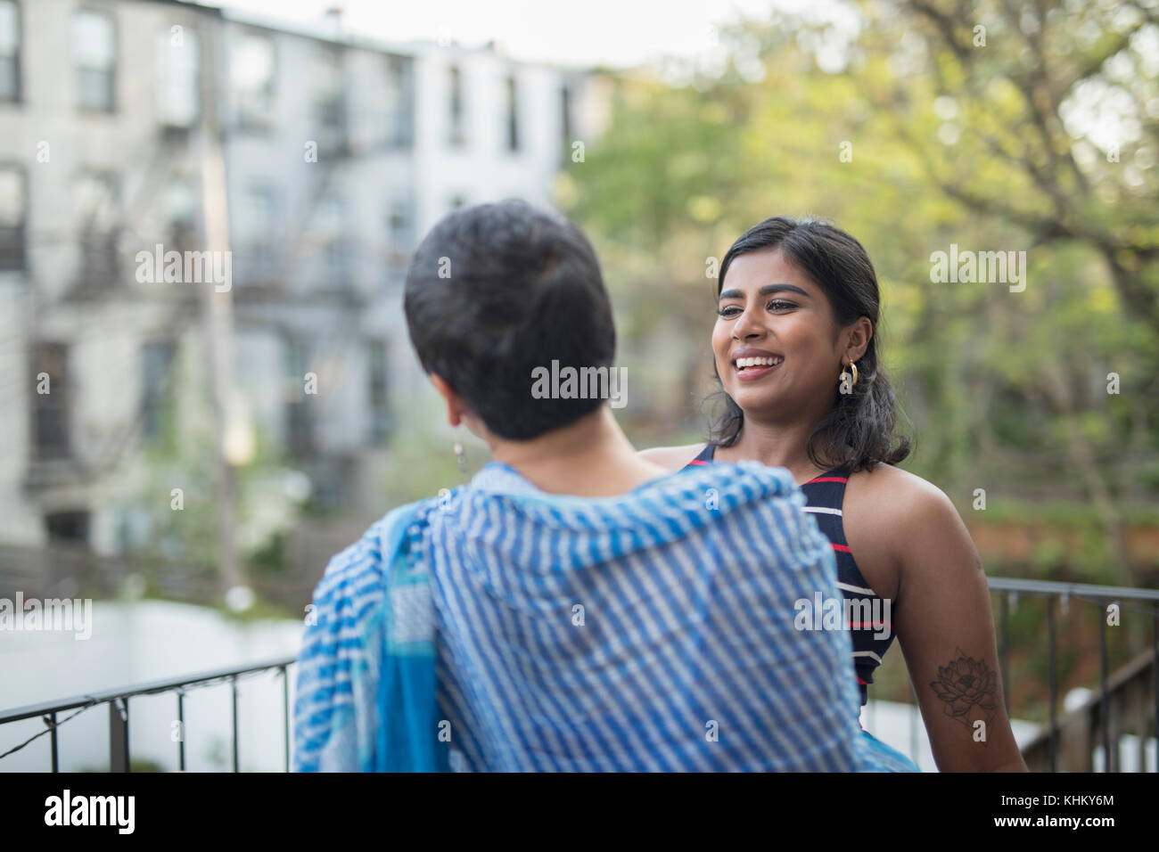 Junge Frauen sprechen auf einer Party Stockfoto