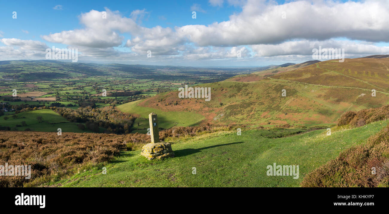 Wunderschöne Aussicht von foel fenlli in der Clwydian Hügel, North Wales auf einem sonnigen Herbsttag. Stockfoto