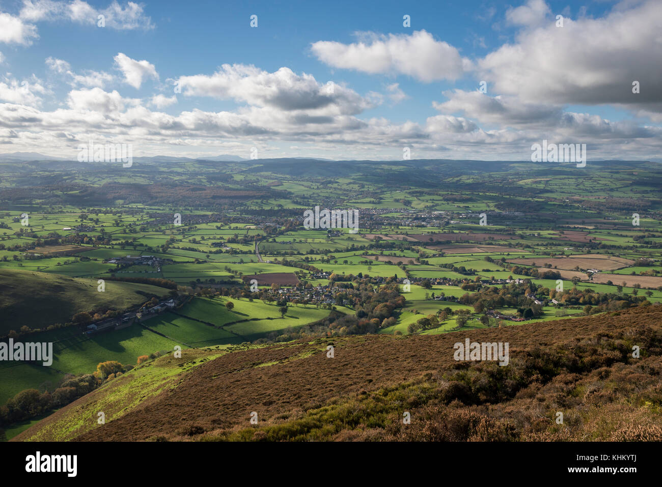 Wunderschöne Aussicht von foel Fenlli in der Clwydian Hügel, North Wales auf einem sonnigen Herbsttag. Stockfoto