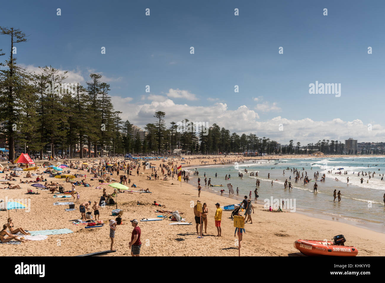 Sydney, Australien - 26. März 2017: Nord Abschnitt von Manly Strand mit Sand und der Tasmanischen See. Die Leute im Sand oder im Wasser. Condominiums und Grün Stockfoto