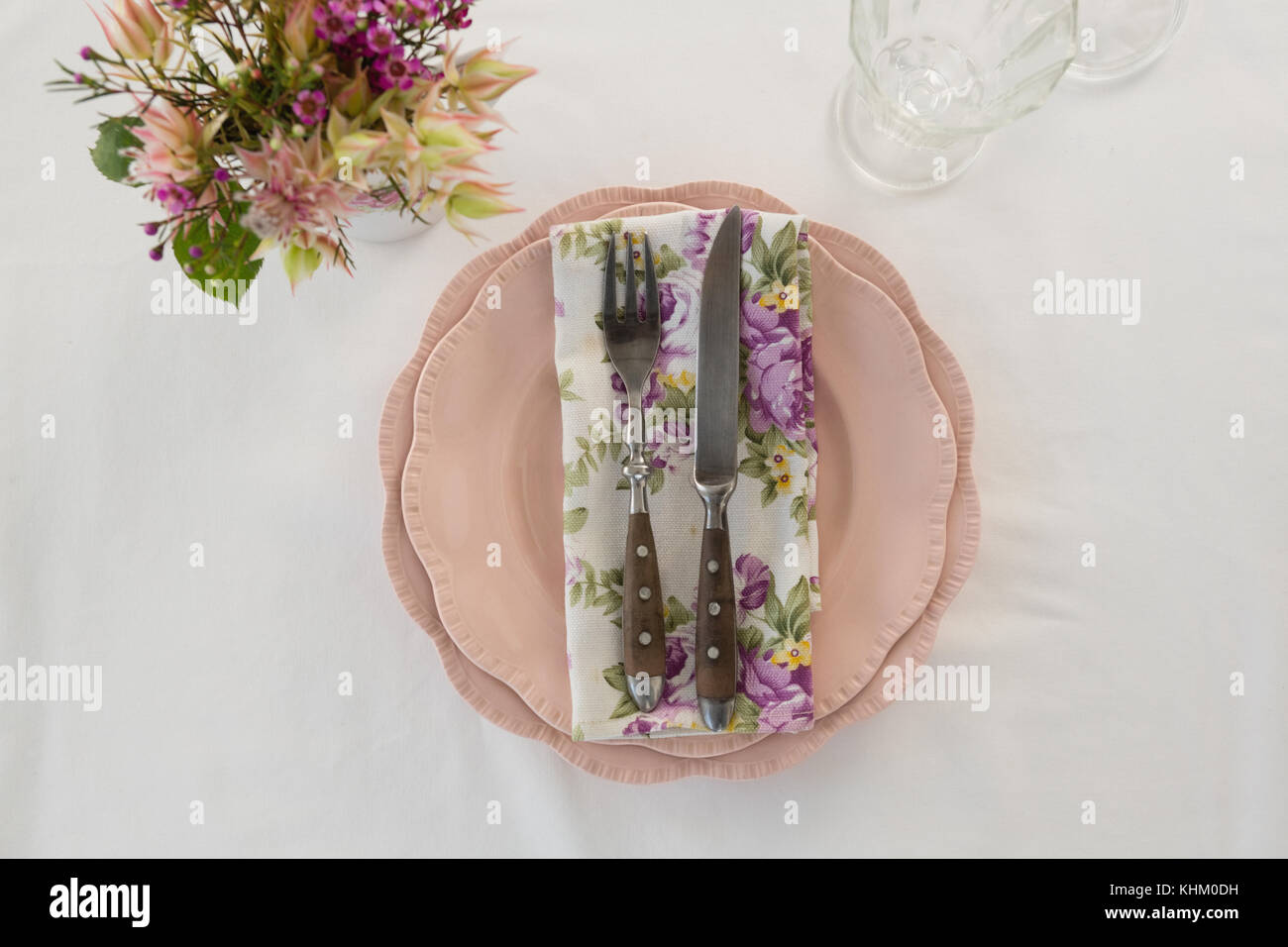 Ansicht von oben der schönen floralen Thema Tabelle für eine Gelegenheit einstellen Stockfoto