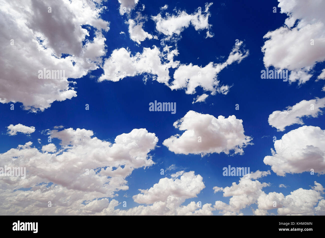 Blaue Trommel mit weißen Wolken, North Cape, Südafrika Stockfoto