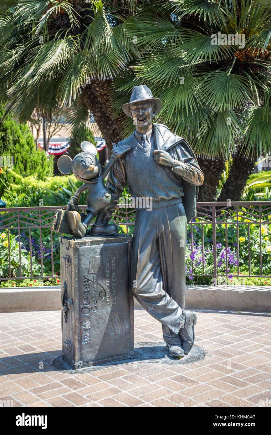 Statue walt disney mit Mickey Maus, vor Disneyland Resort, Anaheim, Kalifornien, USA Stockfoto