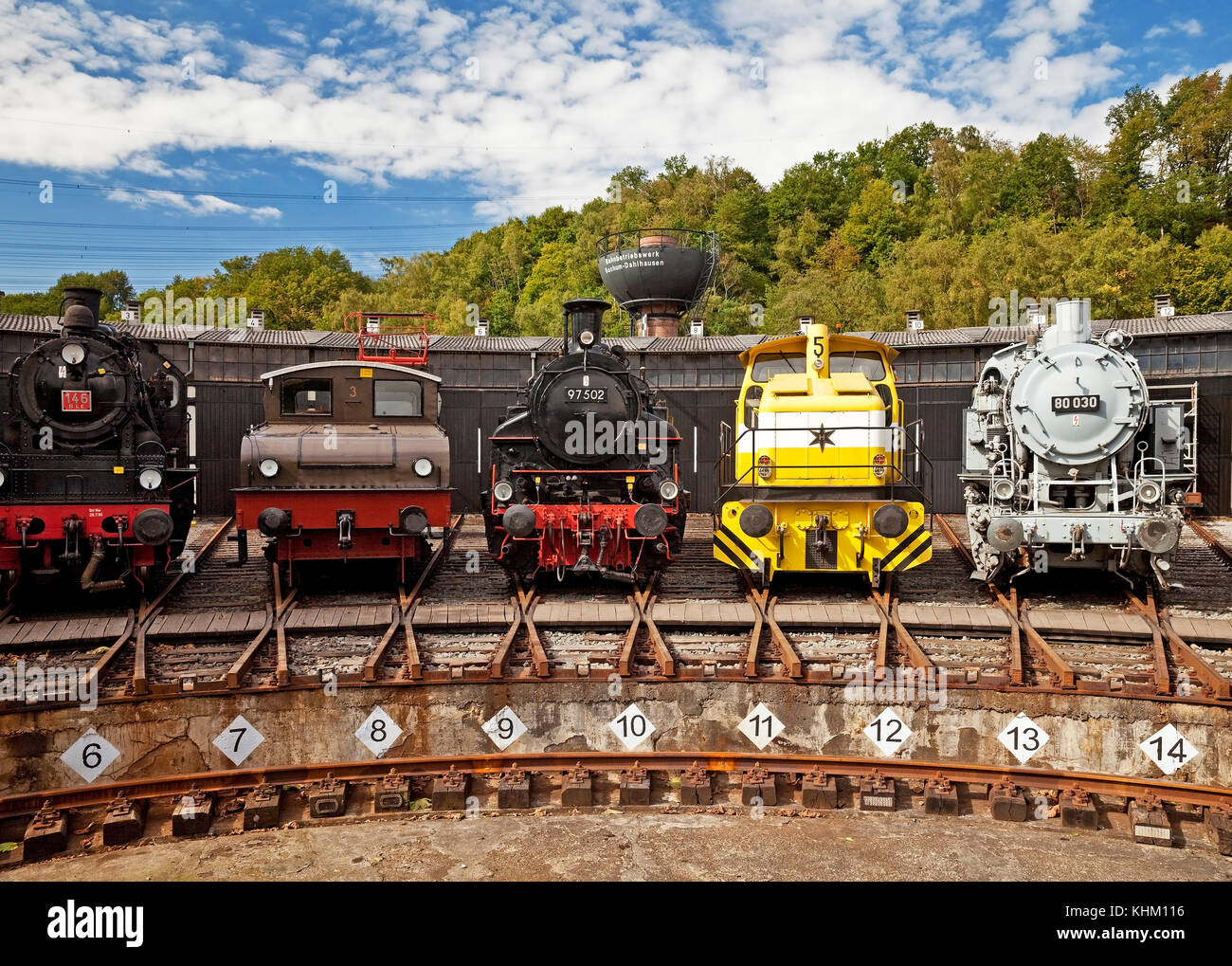 Verschiedene historische Lokomotiven, Eisenbahnmuseum Dahlhausen, Bochum, Ruhrgebiet, Nordrhein - Westfalen, Deutschland Stockfoto