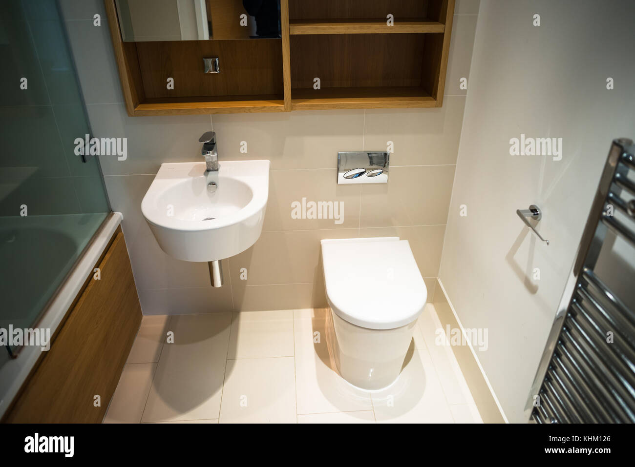 Modernes Badezimmer mit Toilette, Waschbecken und Badewanne in der neuen Wohnung aufbauen. UK. Stockfoto