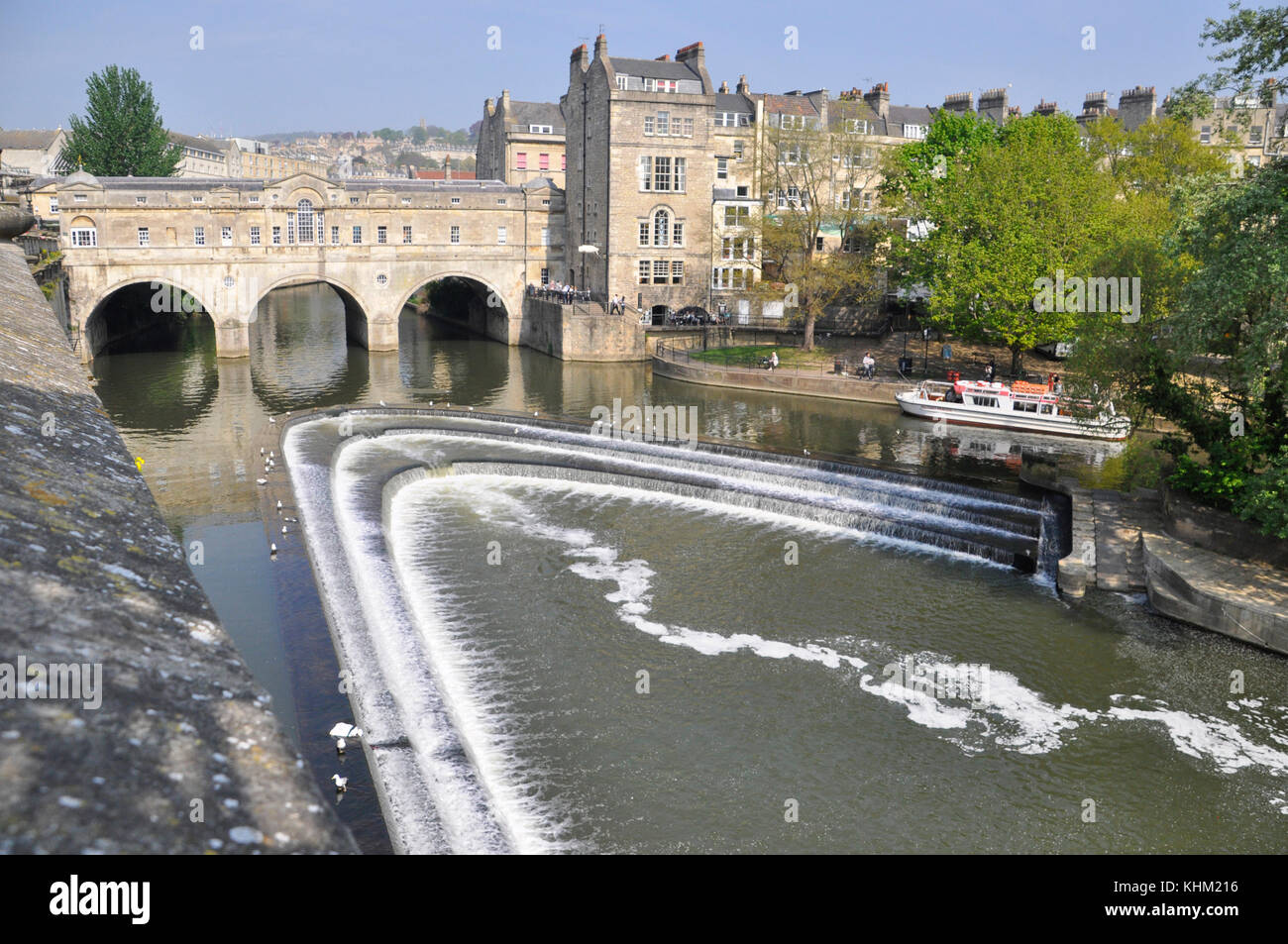 Pultney Wehr und Brücke über dem Fluss Avon im Zentrum von Bath, mit Vergnügen Boot verlassen. Palladianische Brücke von Robert Adam, England, UK. Stockfoto