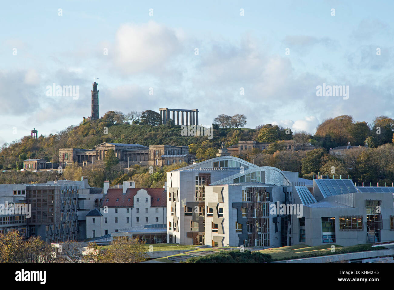 Schottisches Parlamentsgebäude und Carlton Hill, Edinburgh, Schottland, Großbritannien Stockfoto
