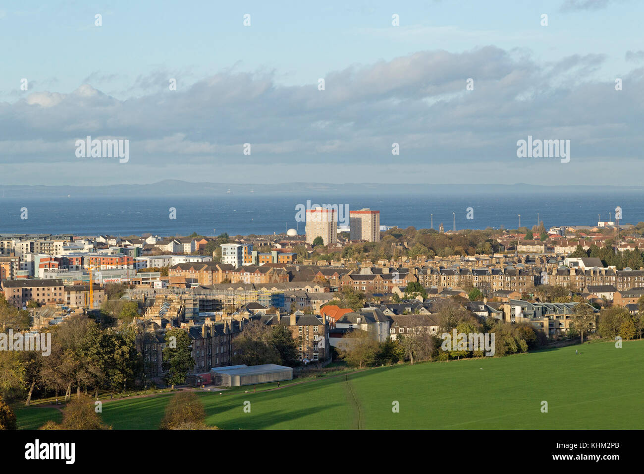Blick auf Edinburgh und die Firth-of-Forth von Salisbury Crags, Schottland, Großbritannien Stockfoto