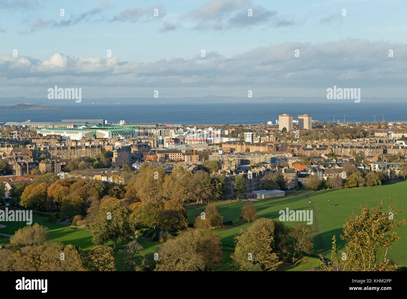 Blick auf Edinburgh und die Firth-of-Forth von Salisbury Crags, Schottland, Großbritannien Stockfoto