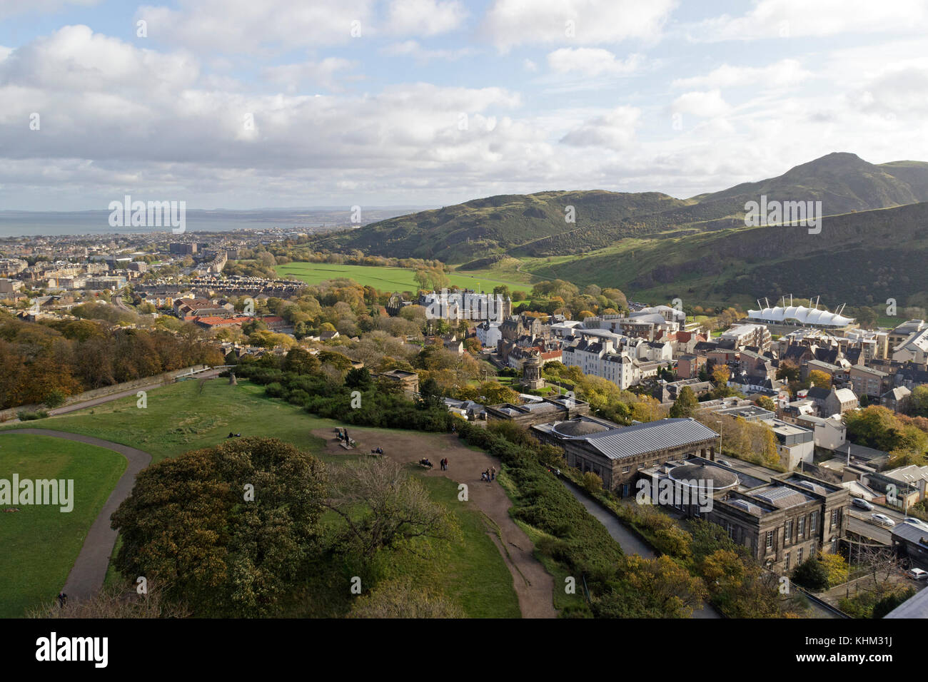 Blick auf die Stadt und den Firth of Forth vom Nelson Monument auf Carlton Hill, Edinburgh, Schottland, Großbritannien Stockfoto