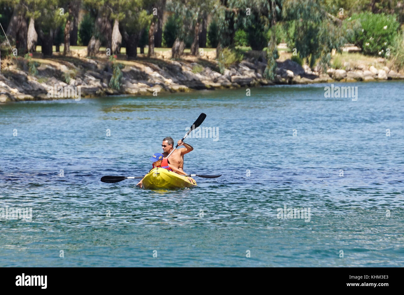 Nizza, Frankreich - 15 August 2017: ta Vater mit seinem Sohn Segel auf dem Fluss auf einer rudern Kanu Stockfoto