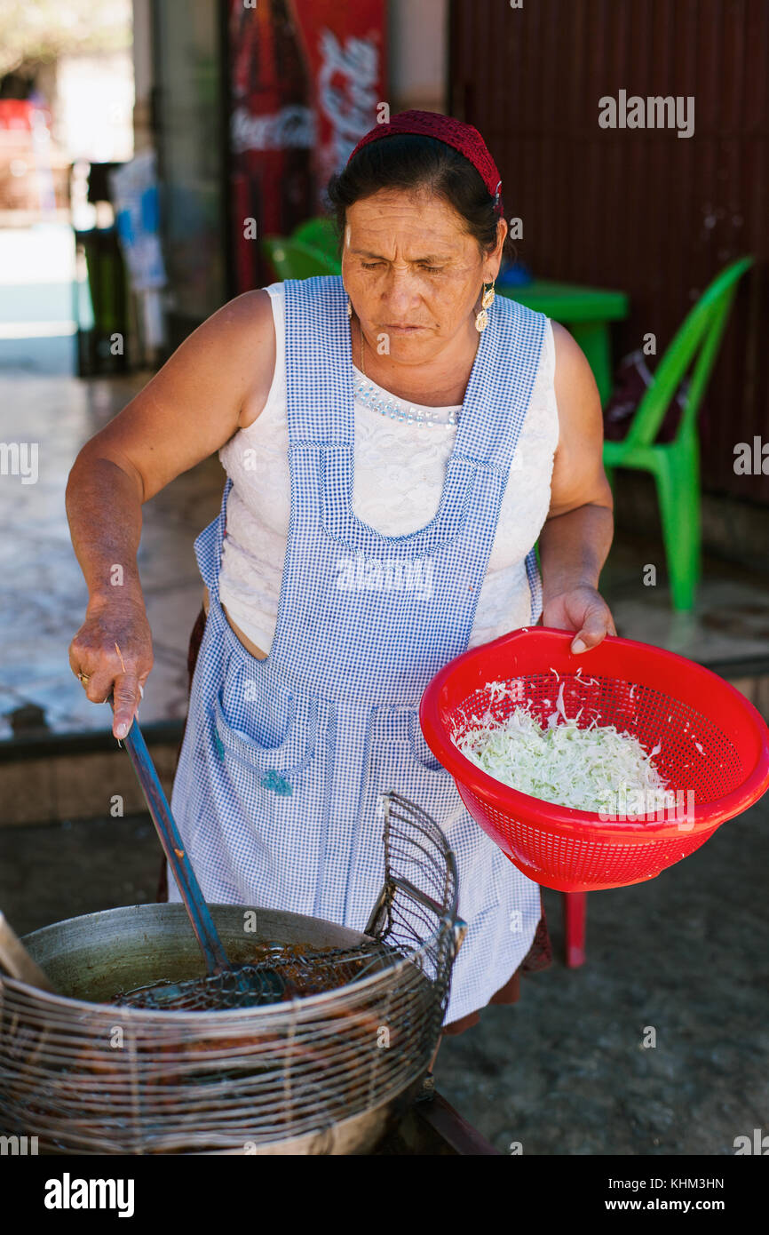 Tarata, Cochabamba, Bolivien s.a. - Oktober 2017: Eine Frau pommes Wurst entlang der gepflasterten Straßen der kolonialen tarata, Bolivien. Stockfoto