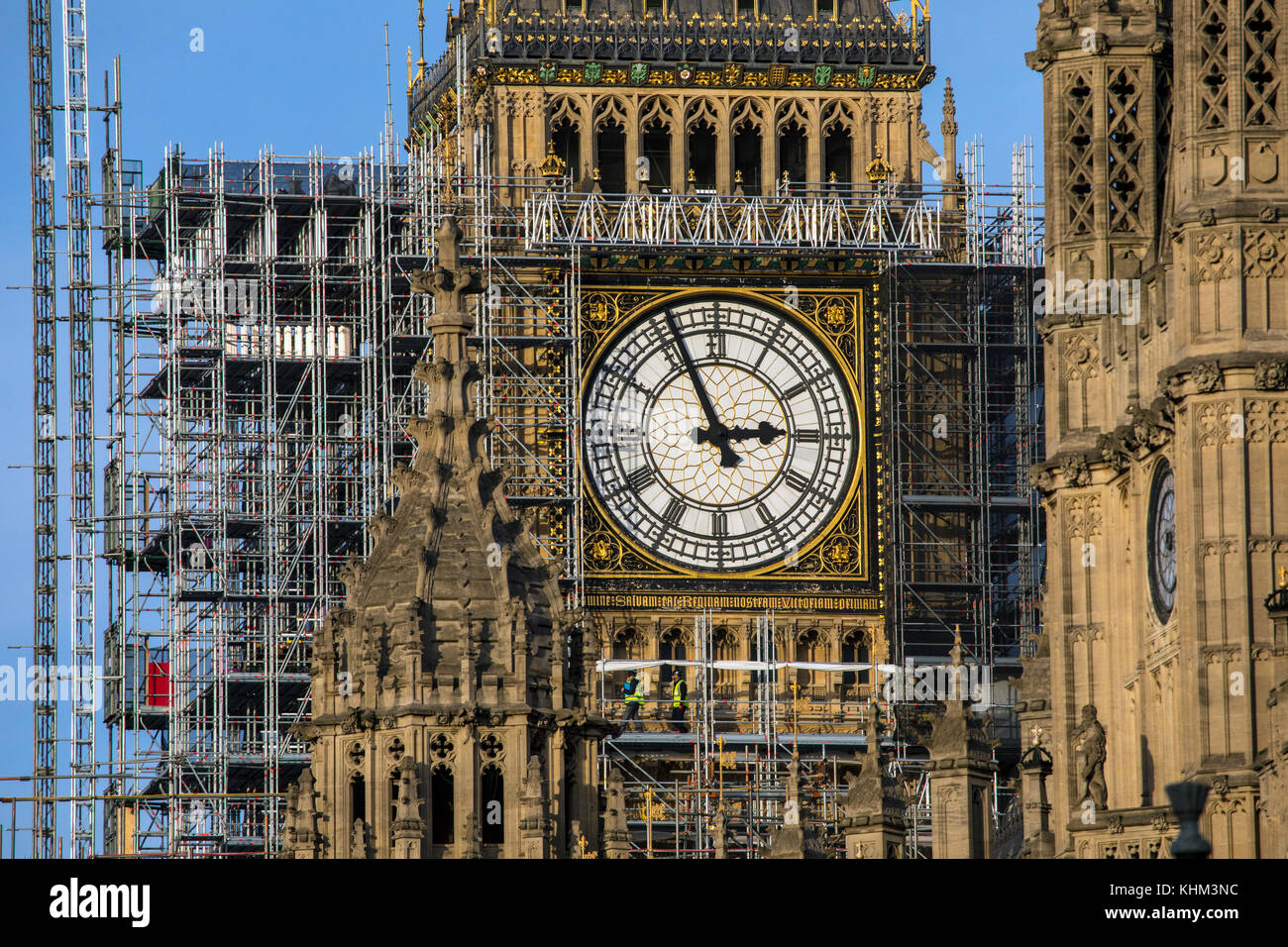 London, Großbritannien, 17. November 2017: Gerüst rund um das Elizabeth Tower, besser bekannt als Big Ben, während der Reparaturen der Häuser Buendnis-gruene Stockfoto