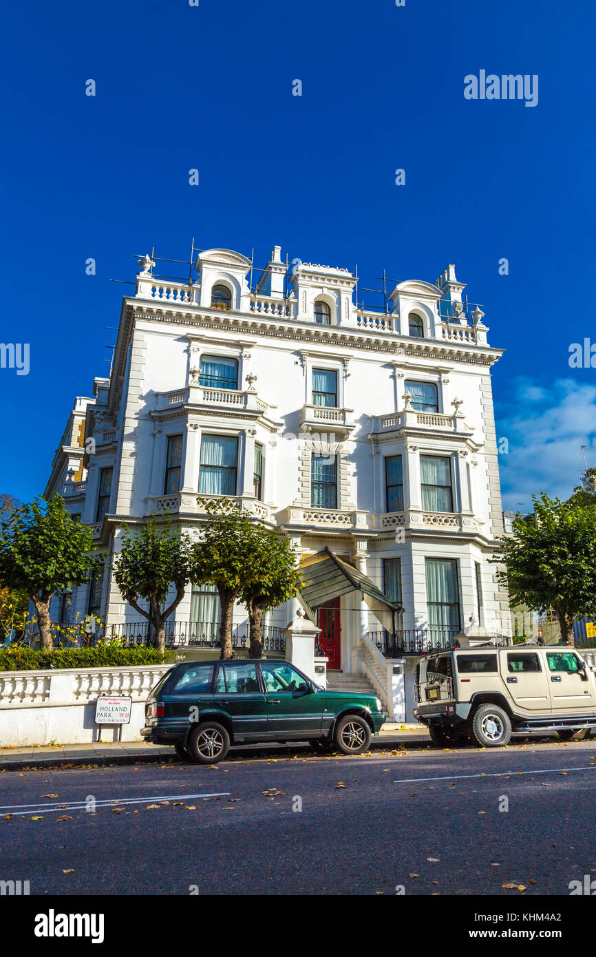 Weißes Wohnhaus - exklusive Immobilien in Holland Park, Royal Borough von Kensington und Chelsea, London, Großbritannien Stockfoto
