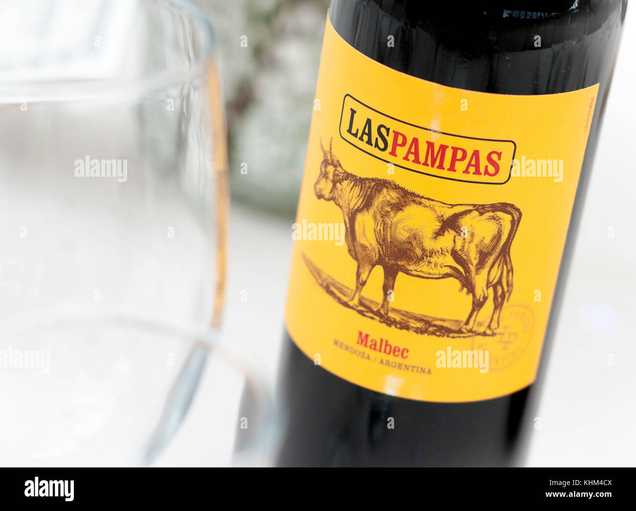 Eine Flasche las Pampas malbec Rotwein und Glas Stockfoto