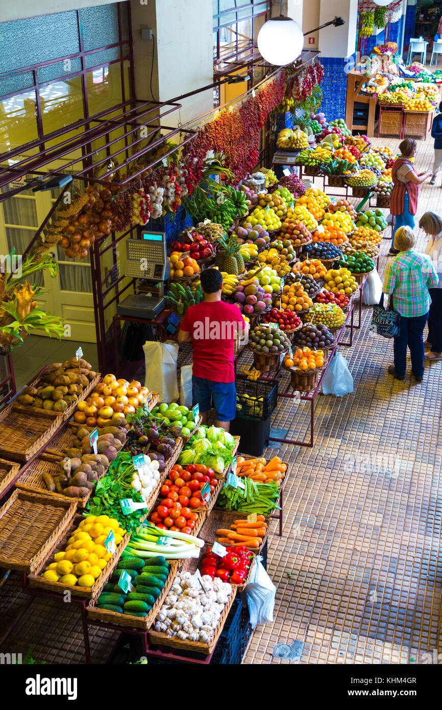 Obst Anbieter im Mercado dos Lavradores, Funchal, Madeira Abschaltdruck Stockfoto