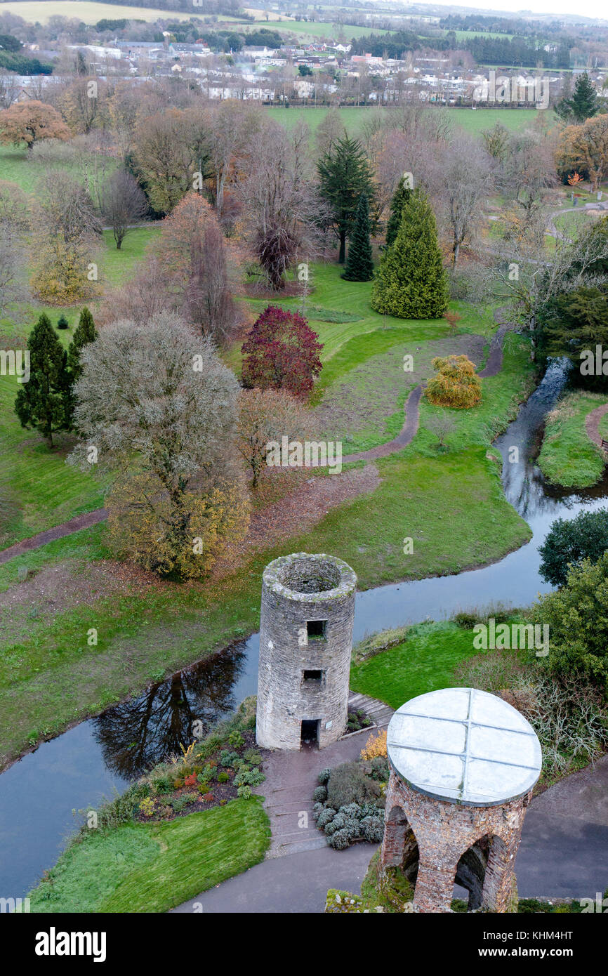 Die Aussicht von oben von Blarney Castle, eine mittelalterliche Festung in Blarney, in der Nähe von Cork, Irland, und der Fluss Martin. Stockfoto