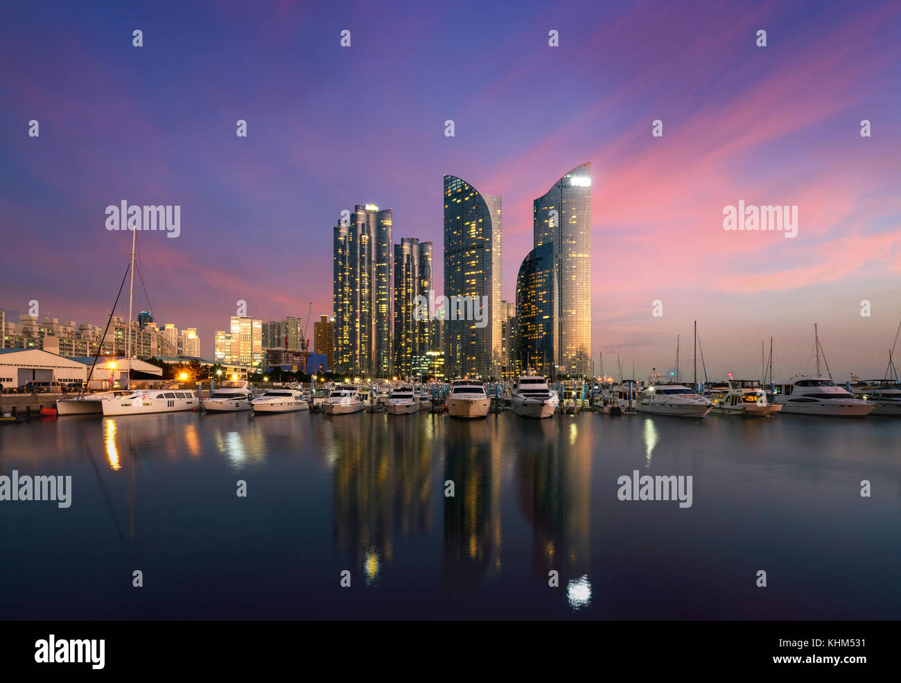 Busan City Skyline Blick in haeundae, gwangalli Strand mit yacht Pier in Busan, Südkorea. Stockfoto