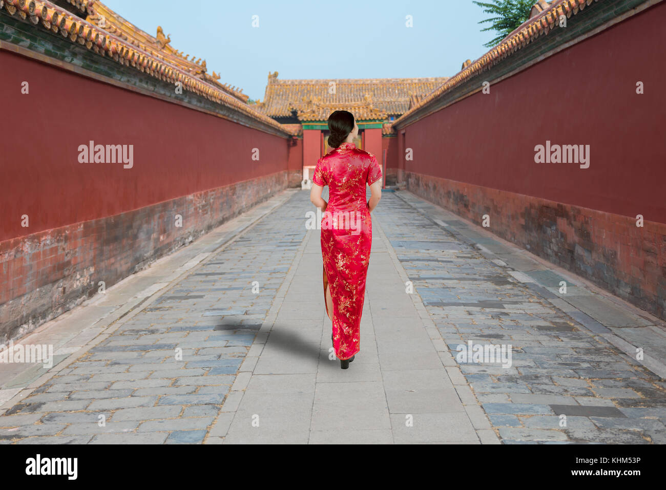 Asiatische junge Frau in alten traditionellen chinesischen Kleidern in der Verbotenen Stadt in Peking, China. Stockfoto