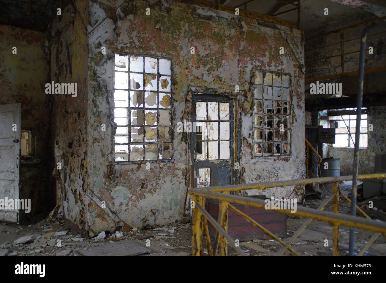 Alte auf Wand gemalt, zerbrochene Fenster, Tür zerstört. vintage Industrie- und vergessener Ort Thema. Stockfoto