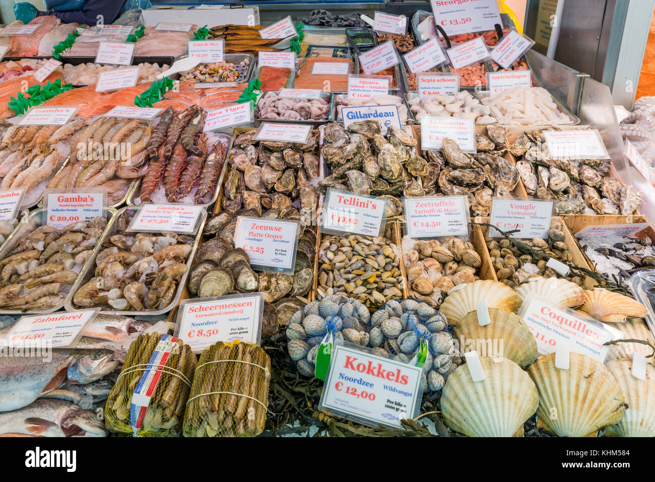 Meeresfrüchte auf Eis auf dem Fischmarkt in Amsterdam, Niederlande. Stockfoto