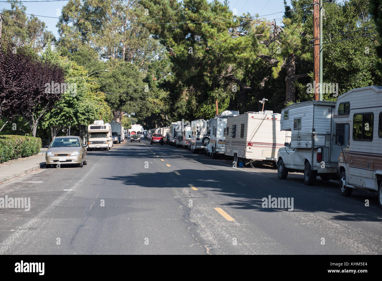 Wohnmobile, die an der Crisanto Street in Mountain View, Kalifornien, parken, sind die Heimat vieler in Bay Area. Stockfoto