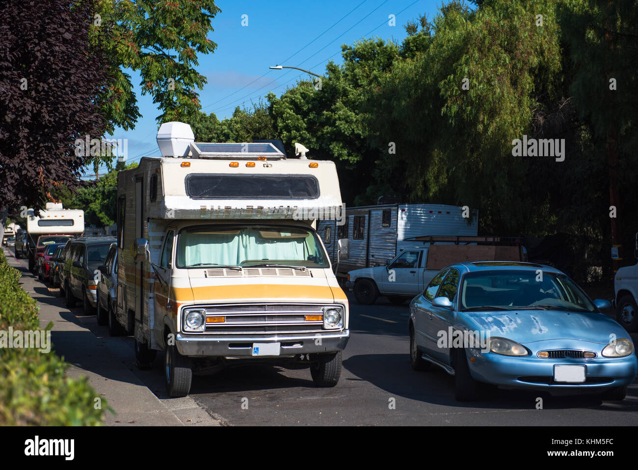 Wohnmobile, die an der Crisanto Street in Mountain View, Kalifornien, parken, sind die Heimat vieler in Bay Area. Stockfoto