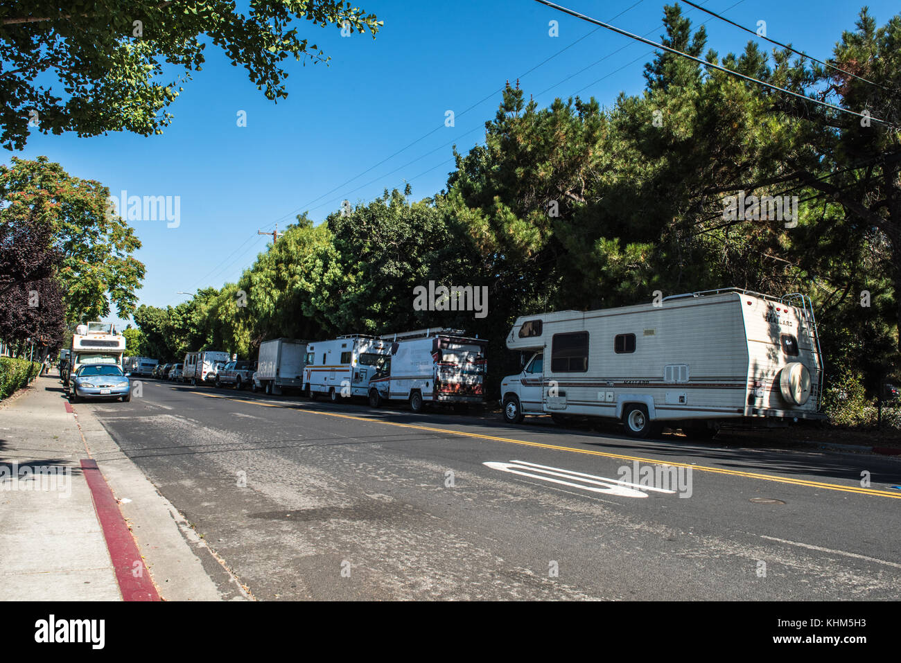 Wohnmobile, die an der Crisanto Street in Mountain View, Kalifornien, parken, sind die Heimat vieler in Bay Area. Stockfoto